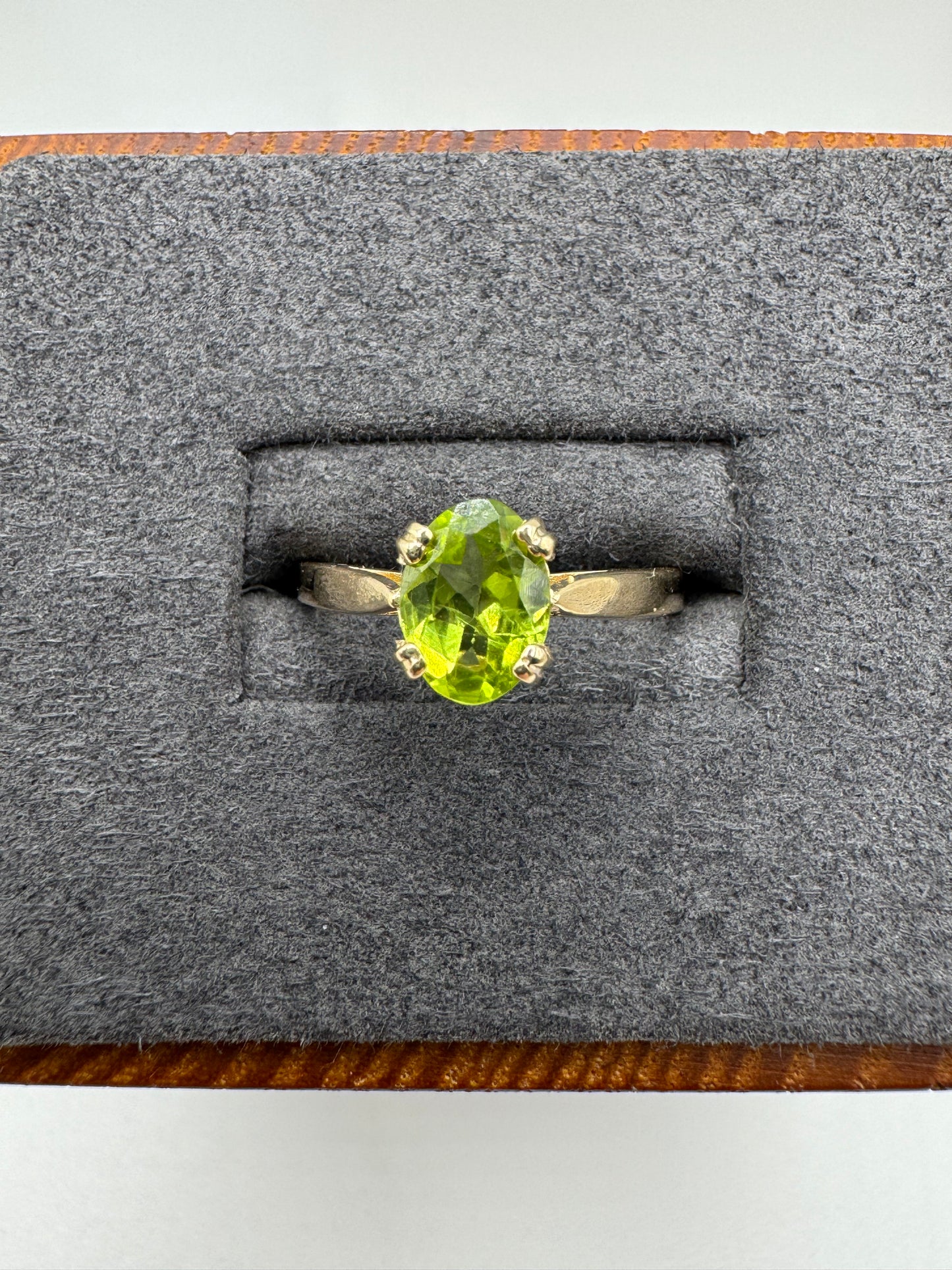 9ct gold peridot ring