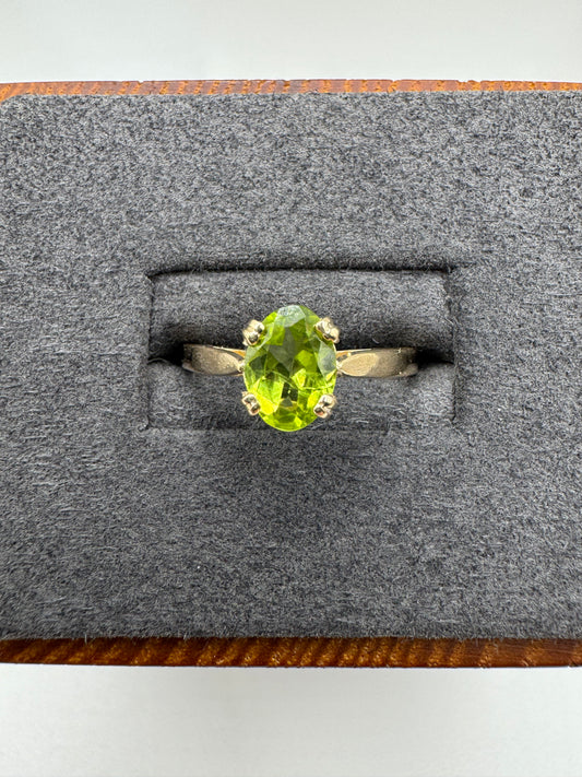 9ct gold peridot ring