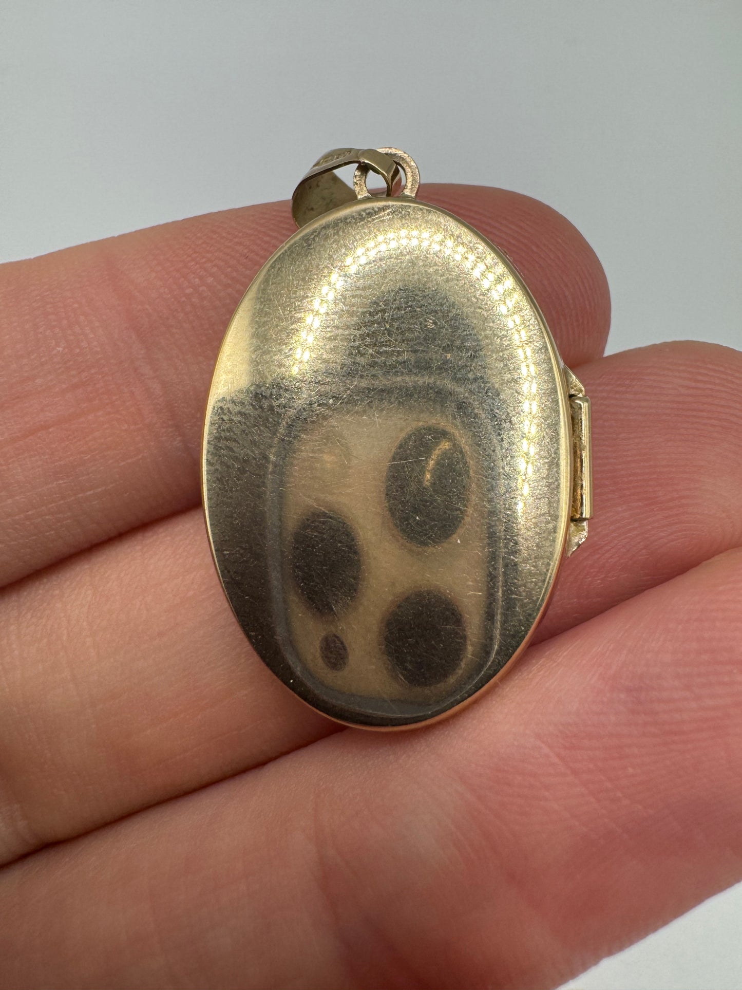 9ct gold mother of pearl locket