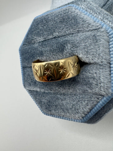 9ct gold patterned band