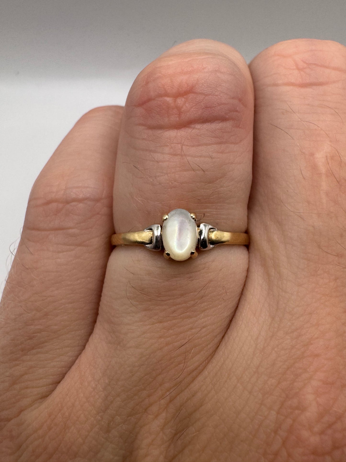 9ct gold mother of pearl ring